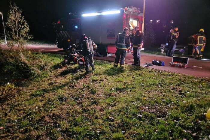 Brandweer zoekt naar persoon te water na aantreffen kleding