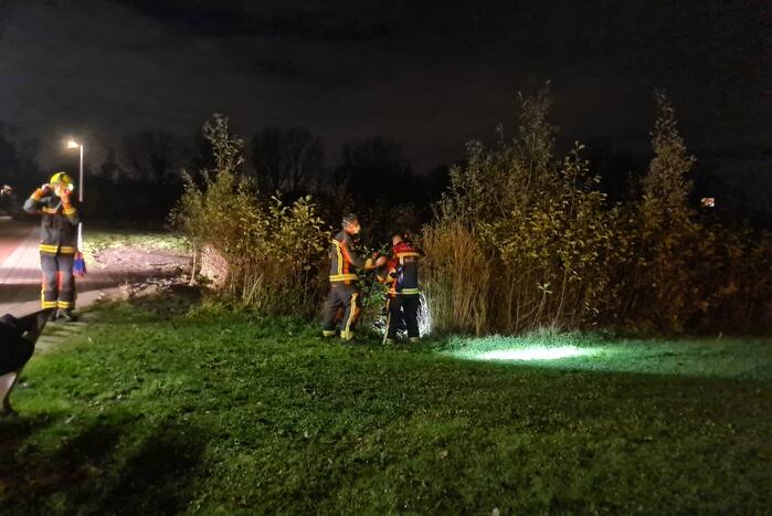 Brandweer zoekt naar persoon te water na aantreffen kleding
