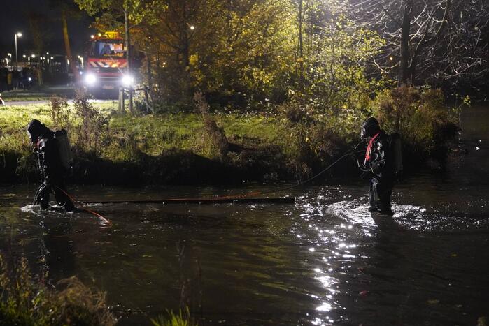Brandweer zoekt naar persoon te water na aantreffen kleding