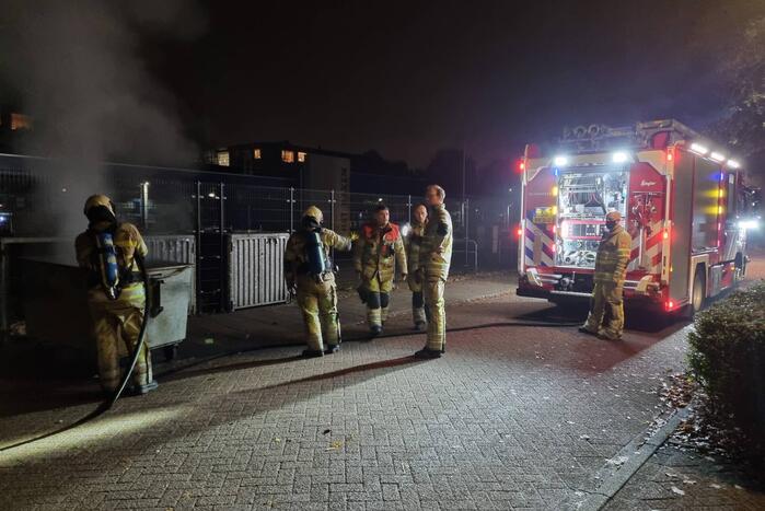 Brandweer blust brand in container