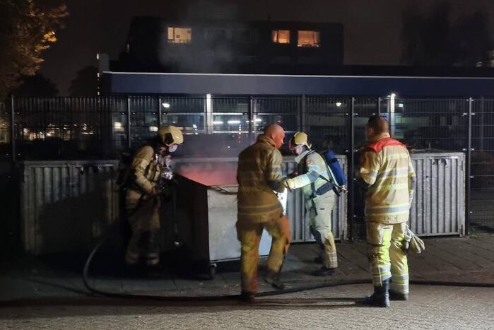 Brandweer blust brand in container