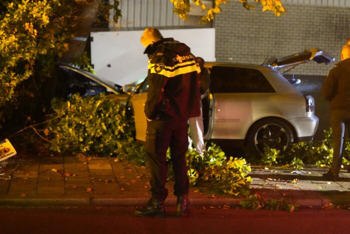 Personenauto botst tegen lantaarnpaal