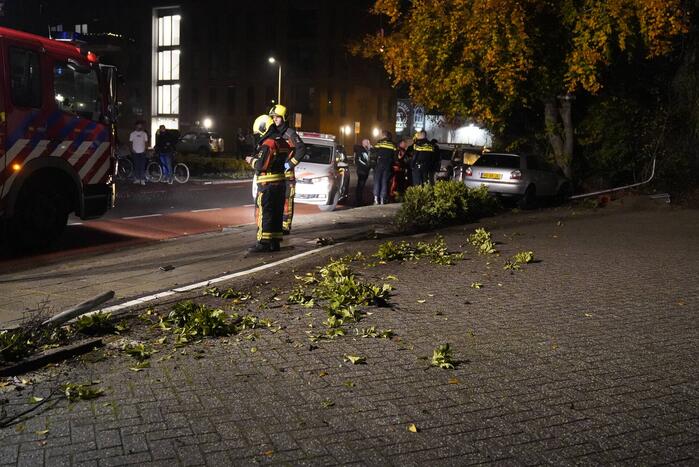 Personenauto botst tegen lantaarnpaal