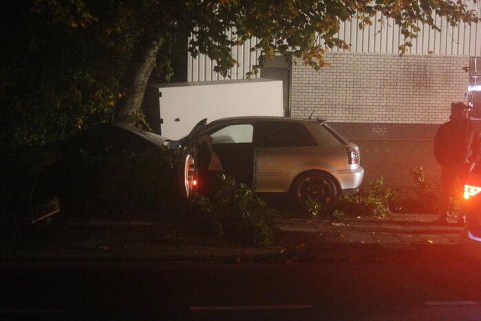 Personenauto botst tegen lantaarnpaal