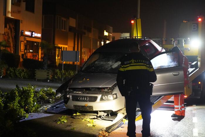 Personenauto botst tegen lantaarnpaal