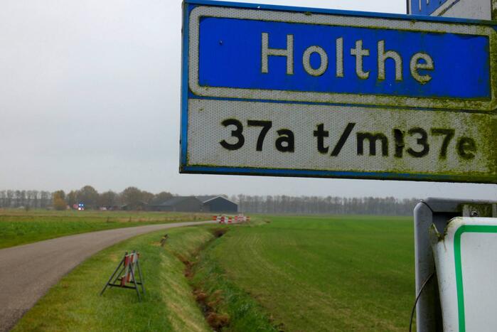 Weg afgesloten door brand in schuur