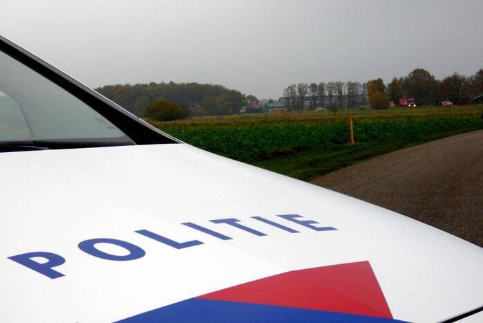 Weg afgesloten door brand in schuur