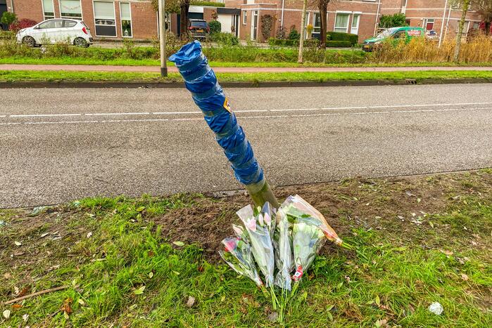 Bloemen gelegd op plek van ernstig ongeval