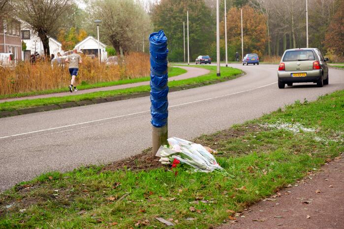 Bloemen gelegd op plek van ernstig ongeval