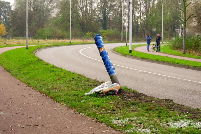 Bloemen gelegd op plek van ernstig ongeval
