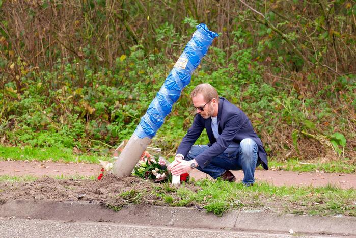 Bloemen gelegd op plek van ernstig ongeval
