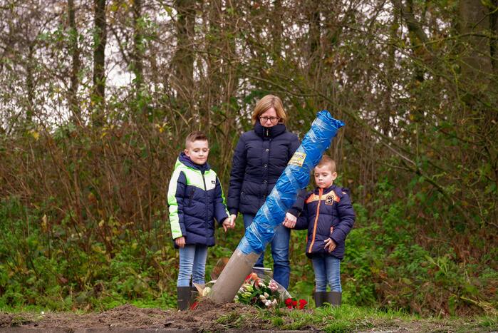 Bloemen gelegd op plek van ernstig ongeval
