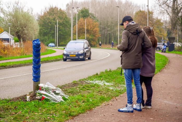 Bloemen gelegd op plek van ernstig ongeval