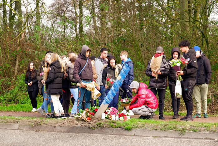 Bloemen gelegd op plek van ernstig ongeval