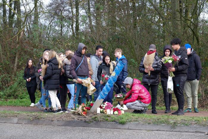 Bloemen gelegd op plek van ernstig ongeval