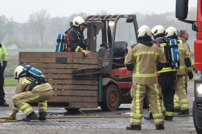 Brand in grasmaaier slaat door naar dak