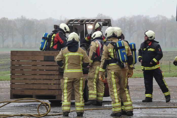 Brand in grasmaaier slaat door naar dak