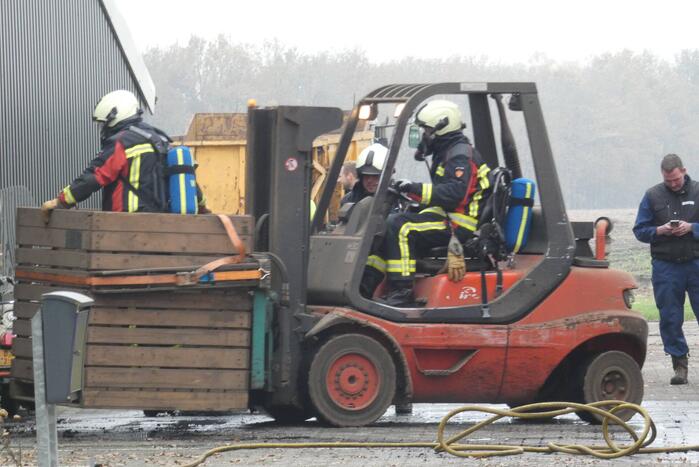 Brand in grasmaaier slaat door naar dak