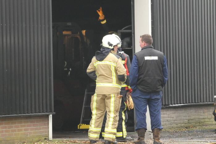 Brand in grasmaaier slaat door naar dak