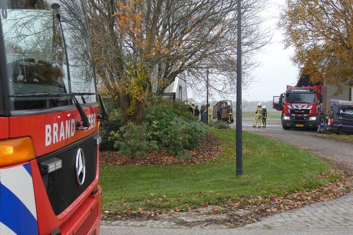 Brand in grasmaaier slaat door naar dak