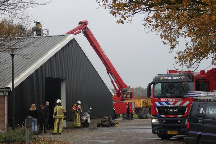 Brand in grasmaaier slaat door naar dak