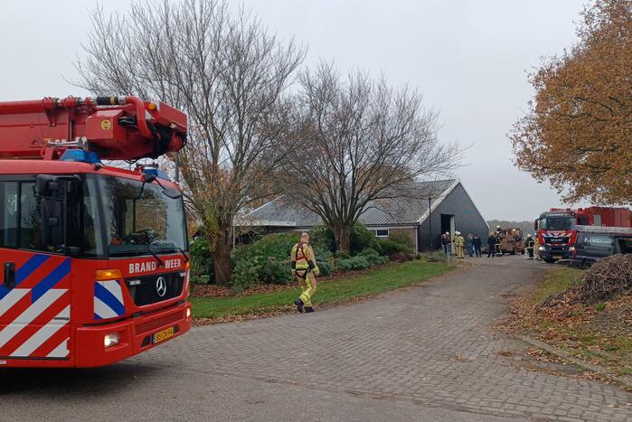 Brand in grasmaaier slaat door naar dak