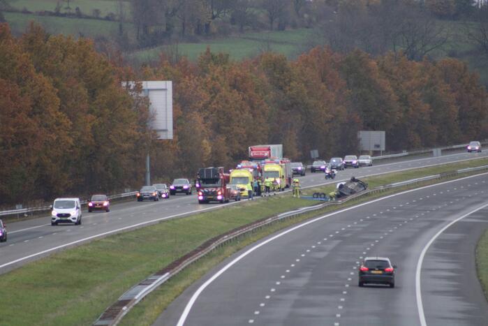 Auto over de kop bij ongeval op A76