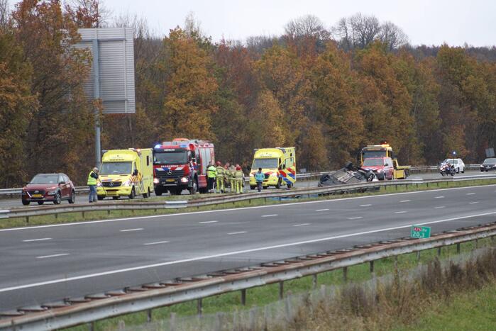 Auto over de kop bij ongeval op A76