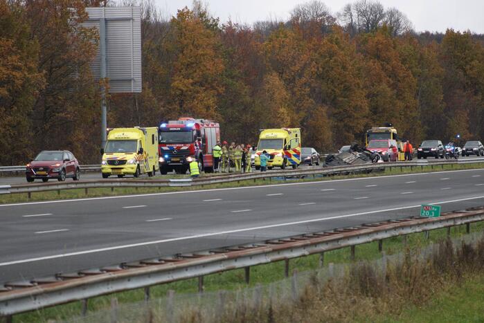 Auto over de kop bij ongeval op A76