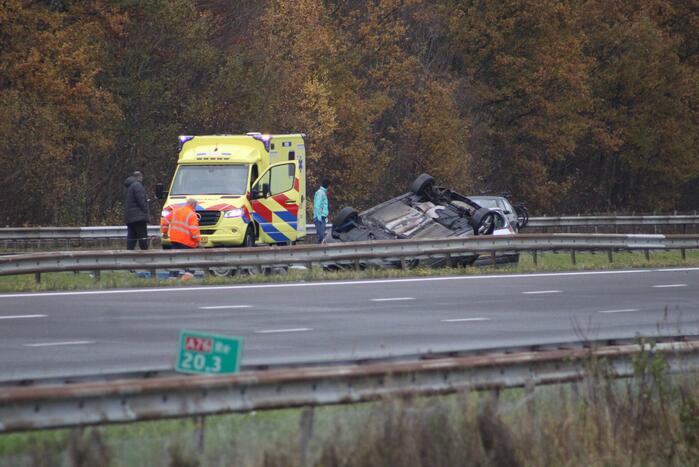 Auto over de kop bij ongeval op A76
