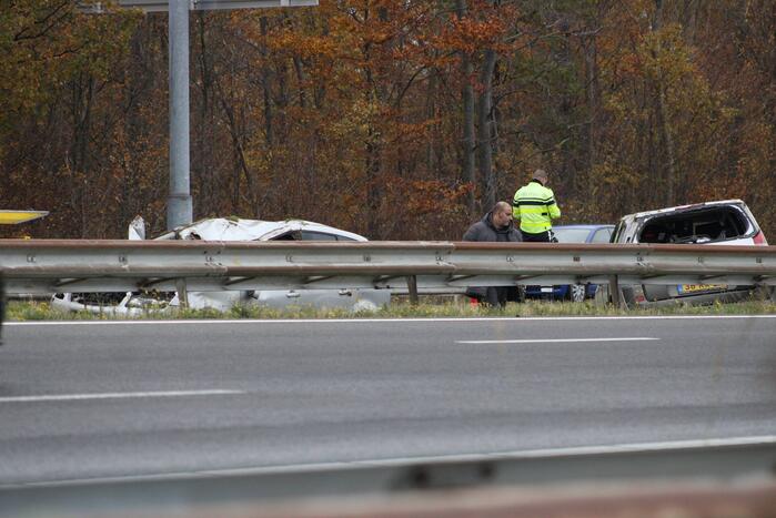 Auto over de kop bij ongeval op A76