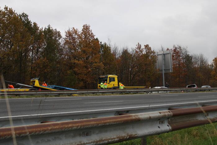 Auto over de kop bij ongeval op A76