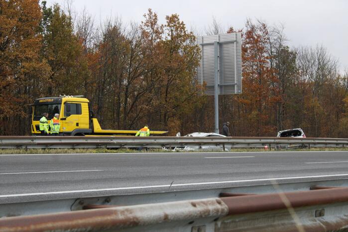 Auto over de kop bij ongeval op A76