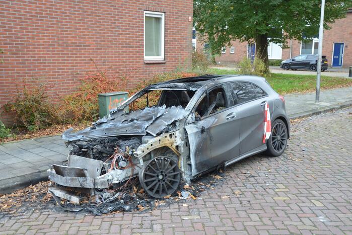 Mercedes personenauto volledig uitgebrand