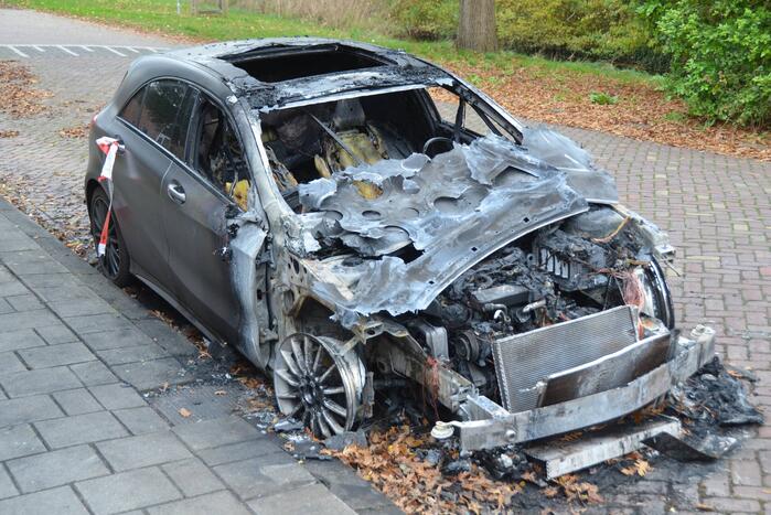 Mercedes personenauto volledig uitgebrand