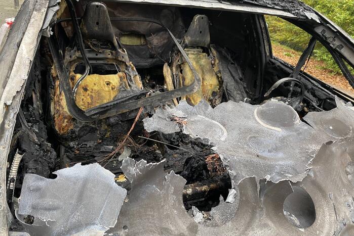Mercedes personenauto volledig uitgebrand