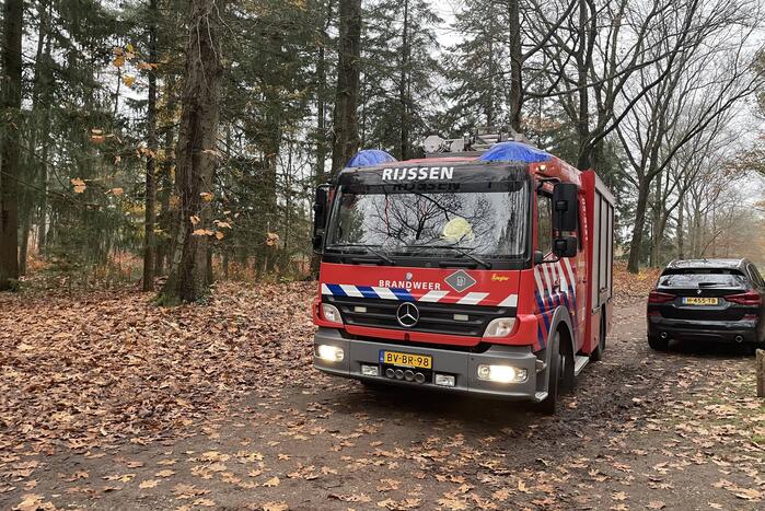 Schuur met asbest dak brandt uit