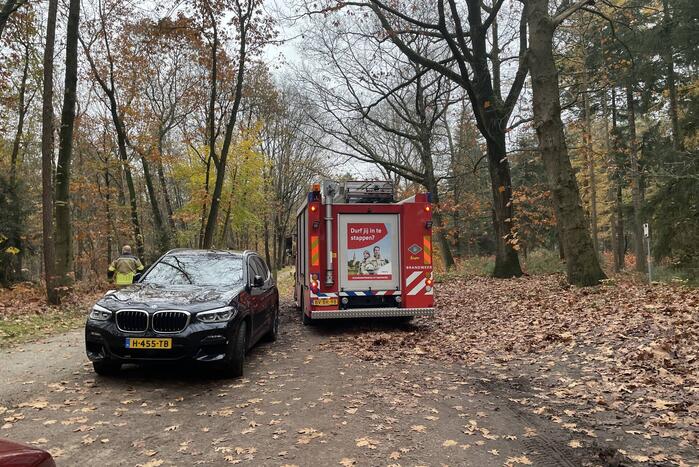 Schuur met asbest dak brandt uit