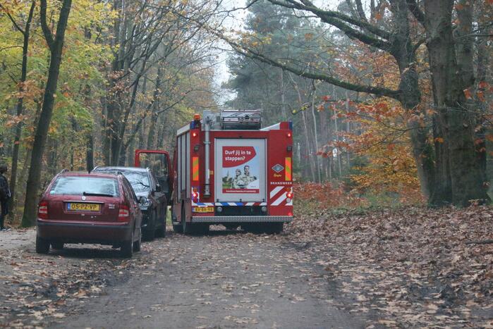 Schuur met asbest dak brandt uit