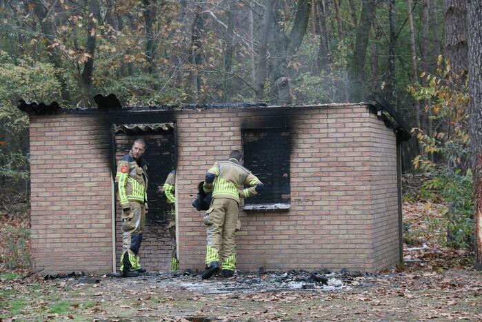 Schuur met asbest dak brandt uit