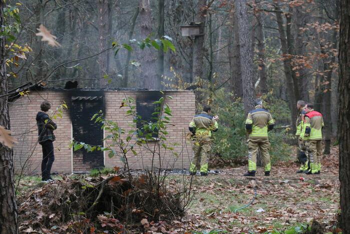 Schuur met asbest dak brandt uit