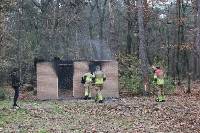 Schuur met asbest dak brandt uit