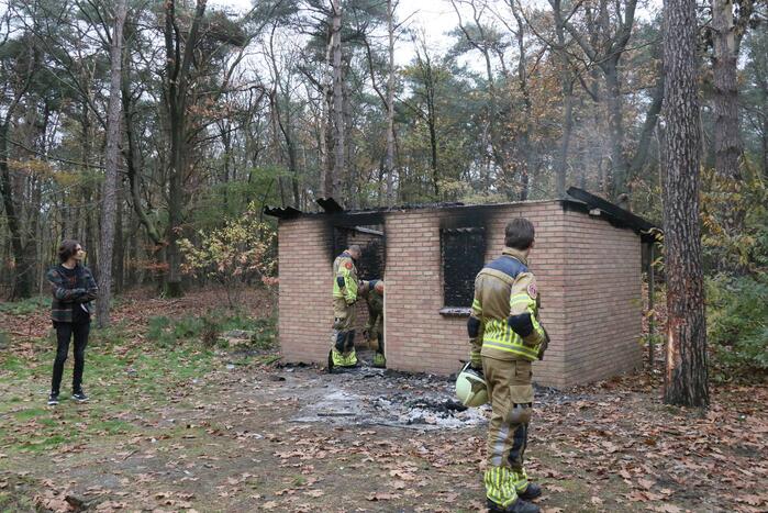 Schuur met asbest dak brandt uit