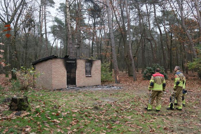 Schuur met asbest dak brandt uit