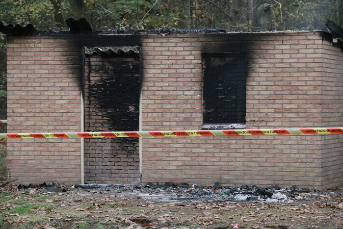 Schuur met asbest dak brandt uit