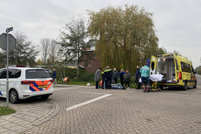 Fietser aangereden, automobilist rijdt door