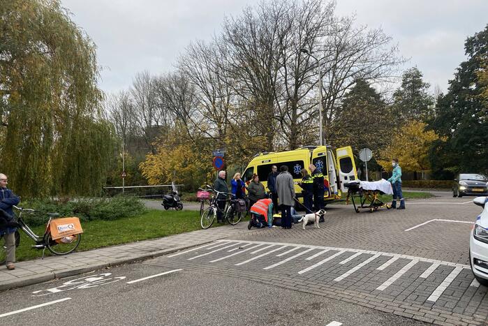 Fietser aangereden, automobilist rijdt door