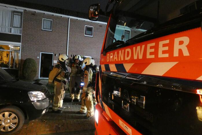 Brandweer blust brand in keuken van woning