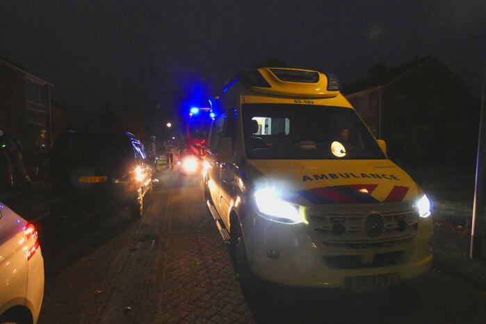 Brandweer blust brand in keuken van woning