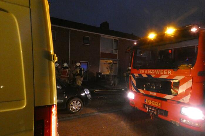 Brandweer blust brand in keuken van woning